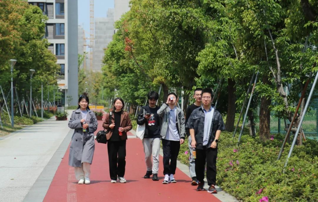 introduce our campus to the students from ZJU